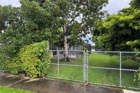 Casa en alquiler en Miami, Florida, 3 dormitorios, 134.71 m2 № 1895493 - foto 3