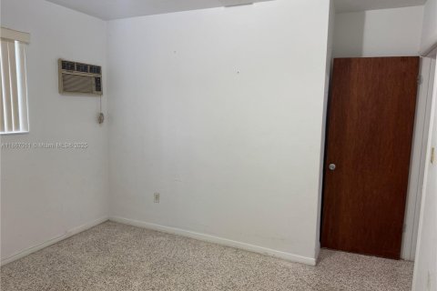 Casa en alquiler en Miami, Florida, 3 dormitorios, 134.71 m2 № 1895493 - foto 14