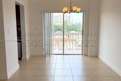 Appartement à louer à Coral Gables, Floride: 63 chambres, 78.97 m2 № 1946889 - photo 2