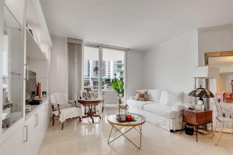 Condo in Miami, Florida, 2 bedrooms  № 1992136 - photo 2