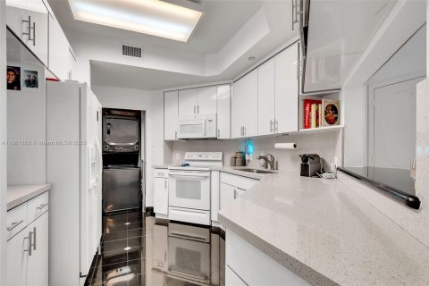 Condo in Miami, Florida, 2 bedrooms  № 1992136 - photo 3
