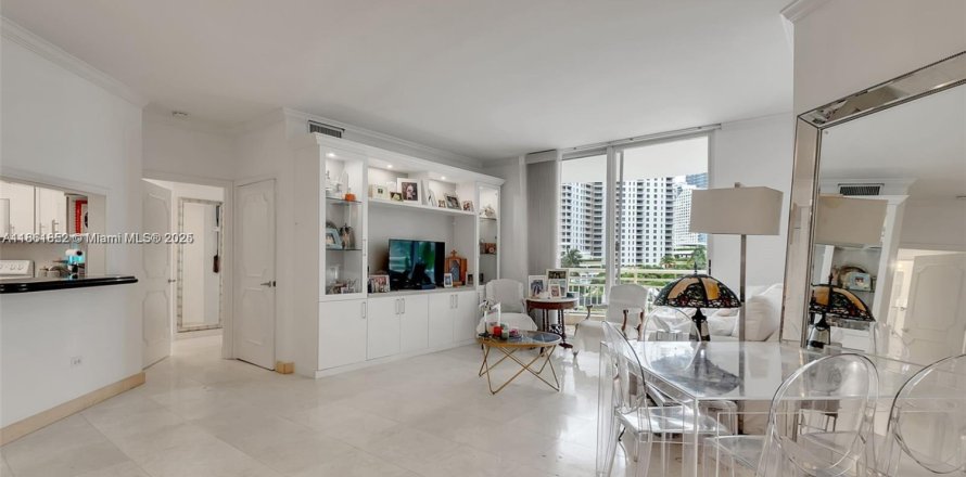 Condo in Miami, Florida, 2 bedrooms  № 1992136