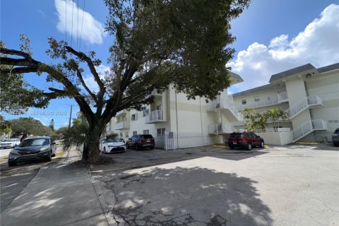 Condo in North Miami, Florida, 1 bedroom  № 2041837 - photo 2