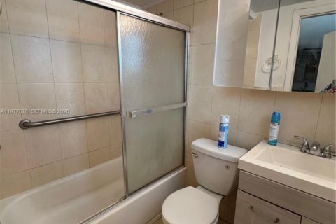 Condo in North Miami, Florida, 1 bedroom  № 2041837 - photo 4