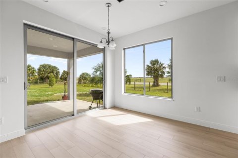 House in Okeechobee, Florida 4 bedrooms, 196.12 sq.m. № 1585897 - photo 24
