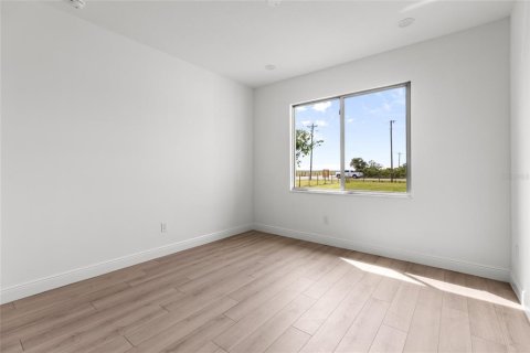 House in Okeechobee, Florida 4 bedrooms, 196.12 sq.m. № 1585897 - photo 8