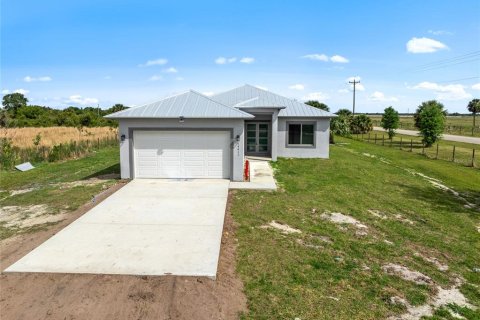 House in Okeechobee, Florida 4 bedrooms, 196.12 sq.m. № 1585897 - photo 2