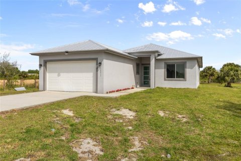 House in Okeechobee, Florida 4 bedrooms, 196.12 sq.m. № 1585897 - photo 3