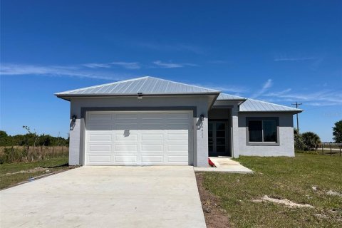 House in Okeechobee, Florida 4 bedrooms, 196.12 sq.m. № 1585897 - photo 1