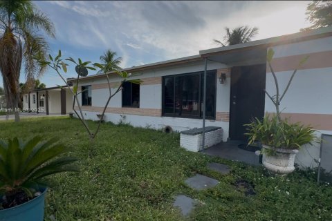 Купить виллу или дом в Форт-Лодердейл, Флорида 4 спальни, 136.57м2, № 1971668 - фото 1