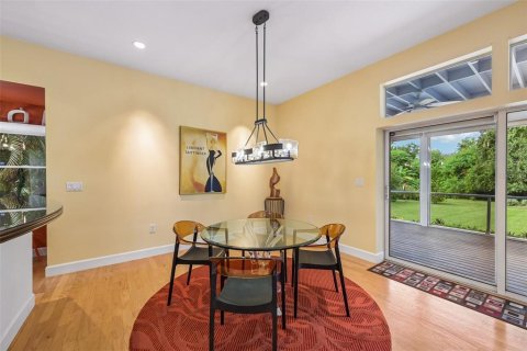 Villa ou maison à vendre à Sarasota, Floride: 3 chambres, 188.87 m2 № 2418436 - photo 5