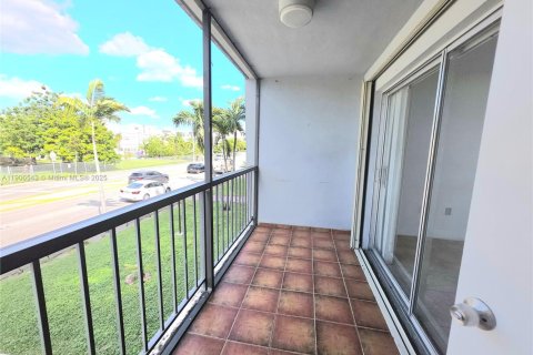 Снять в аренду кондоминиум в Норт-Майами, Флорида 1 спальня, 76.18м2, № 1963226 - фото 1