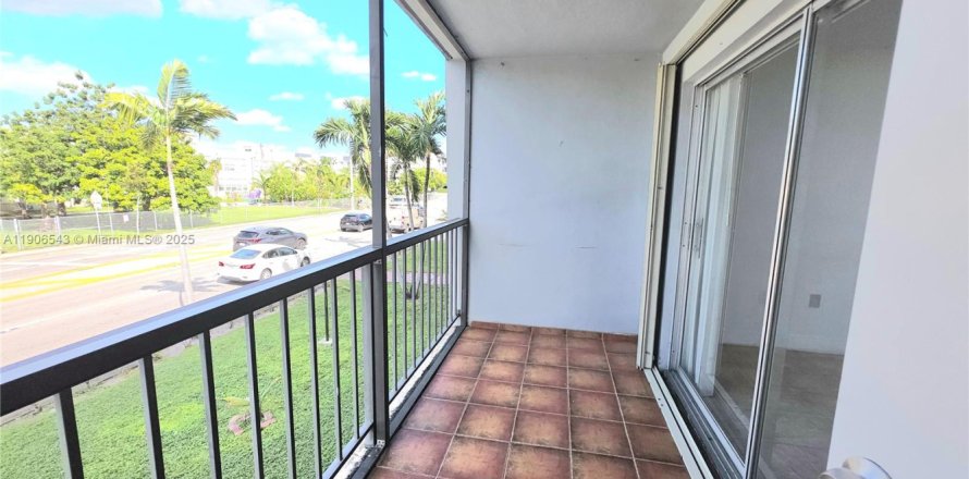 Кондоминиум с 1 спальней в Норт-Майами, Флорида № 1963226