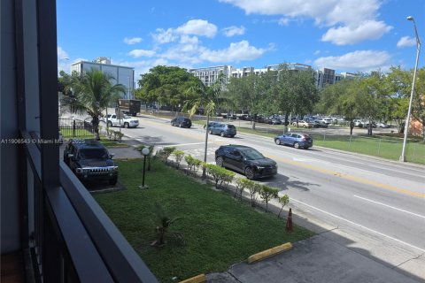 Снять в аренду кондоминиум в Норт-Майами, Флорида 1 спальня, 76.18м2, № 1963226 - фото 2