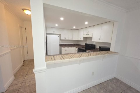 Снять в аренду кондоминиум в Норт-Майами, Флорида 1 спальня, 76.18м2, № 1963226 - фото 3