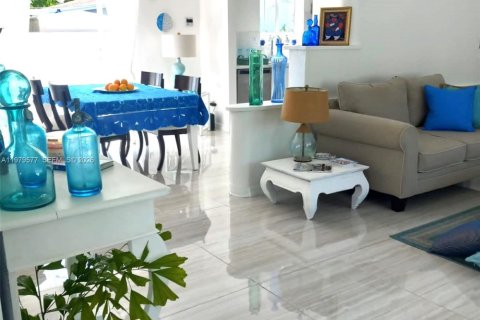 Снять в аренду виллу или дом в Майами-Бич, Флорида 2 спальни, 144.46м2, № 2046322 - фото 3