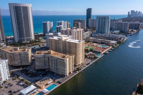 Condo in Hallandale Beach, Florida, 2 bedrooms  № 1728636 - photo 27