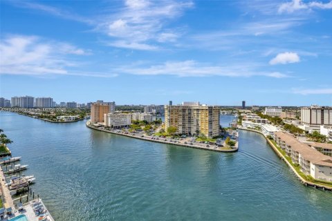 Condo in Hallandale Beach, Florida, 2 bedrooms  № 1728636 - photo 25