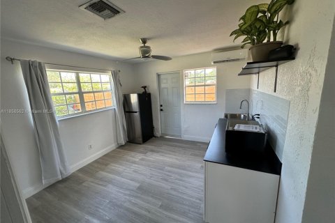 Immobilier commercial à louer à Miami Gardens, Floride: 1 chambre, 229.84 m2 № 1887343 - photo 2