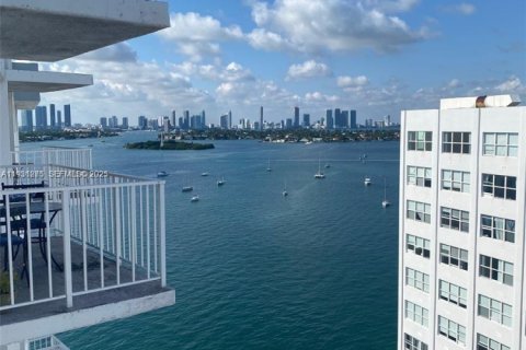 Снять в аренду кондоминиум в Майами-Бич, Флорида 1 спальня, 69.68м2, № 1989839 - фото 1