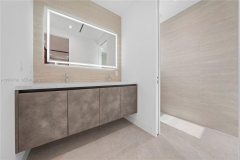 Adosado en venta en Miami, Florida, 4 dormitorios, 244.8 m2 № 2068220 - foto 24