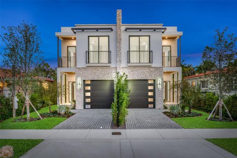Adosado en venta en Miami, Florida, 4 dormitorios, 244.8 m2 № 2068220 - foto 2