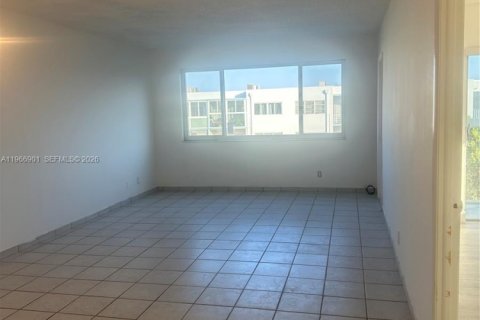 Copropriété à louer à Hollywood, Floride: 2 chambres, 88.54 m2 № 2029026 - photo 4