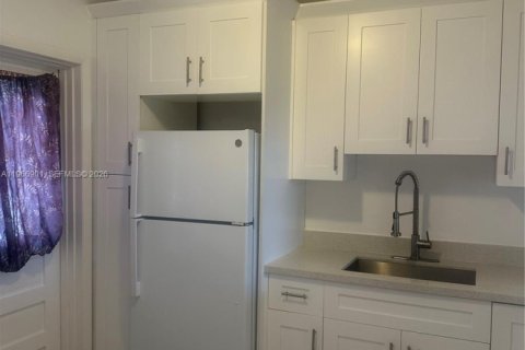 Copropriété à louer à Hollywood, Floride: 2 chambres, 88.54 m2 № 2029026 - photo 2