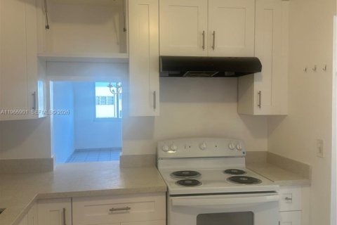 Copropriété à louer à Hollywood, Floride: 2 chambres, 88.54 m2 № 2029026 - photo 3