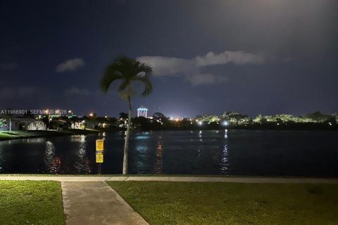 Copropriété à louer à Hollywood, Floride: 2 chambres, 88.54 m2 № 2029026 - photo 14