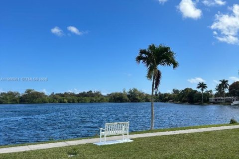 Copropriété à louer à Hollywood, Floride: 2 chambres, 88.54 m2 № 2029026 - photo 13