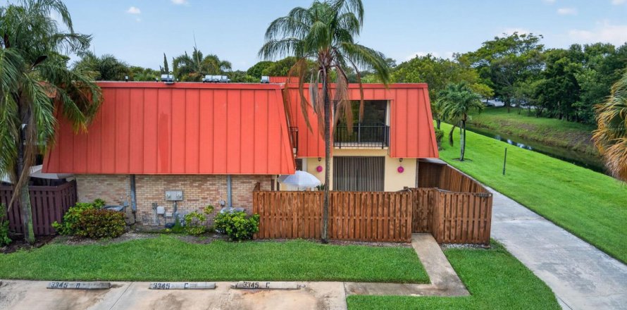 Townhouse in Palm Beach Gardens, Florida 2 bedrooms, 110 sq.m. № 2175933