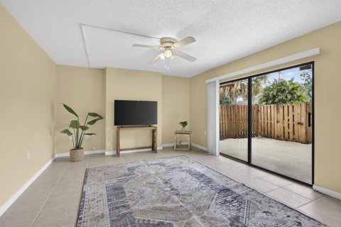 Townhouse in Palm Beach Gardens, Florida 2 bedrooms, 110 sq.m. № 2175933 - photo 13