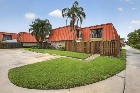 Townhouse in Palm Beach Gardens, Florida 2 bedrooms, 110 sq.m. № 2175933 - photo 2