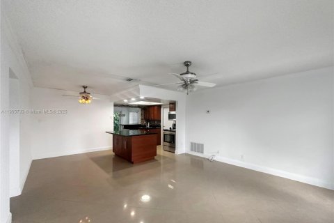 Снять в аренду виллу или дом в Тамарак, Флорида 2 спальни, 103.86м2, № 1956402 - фото 3