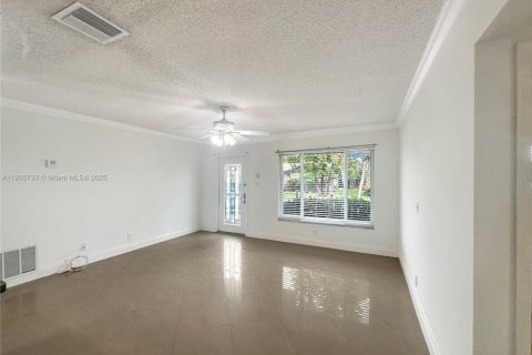 Снять в аренду виллу или дом в Тамарак, Флорида 2 спальни, 103.86м2, № 1956402 - фото 2