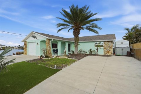 House in Hudson, Florida 2 bedrooms, 109.25 sq.m. № 2166032 - photo 3