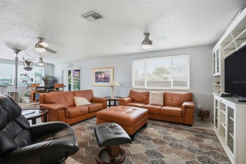 House in Hudson, Florida 2 bedrooms, 109.25 sq.m. № 2166032 - photo 7