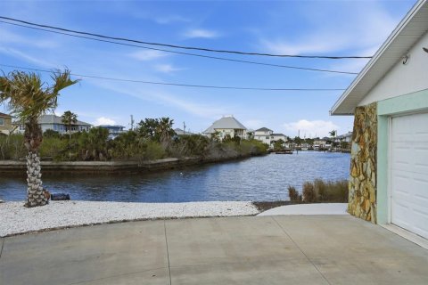 House in Hudson, Florida 2 bedrooms, 109.25 sq.m. № 2166032 - photo 4