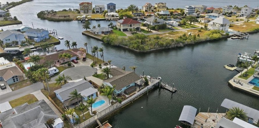 House in Hudson, Florida 2 bedrooms, 109.25 sq.m. № 2166032