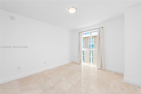 Condo in Miami, Florida, 2 bedrooms № 2193265 - photo 16