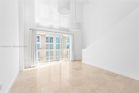 Condo in Miami, Florida, 2 bedrooms № 2193265 - photo 2