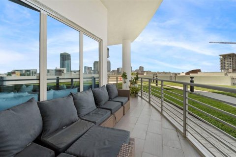 Condo in Tampa, Florida, 2 bedrooms  № 1530983 - photo 24