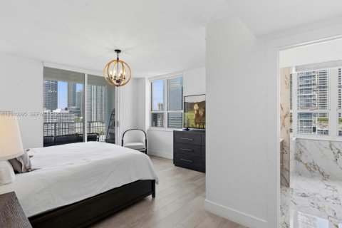 Condo in Miami, Florida, 3 bedrooms  № 2086416 - photo 19
