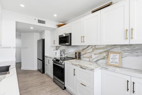Condo in Miami, Florida, 3 bedrooms  № 2086416 - photo 10