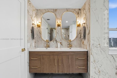Condo in Miami, Florida, 3 bedrooms  № 2086416 - photo 24