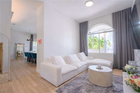 House in Miami, Florida 5 bedrooms, 233.18 sq.m. № 1922550 - photo 8