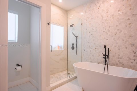 House in Miami, Florida 5 bedrooms, 233.18 sq.m. № 1922550 - photo 20
