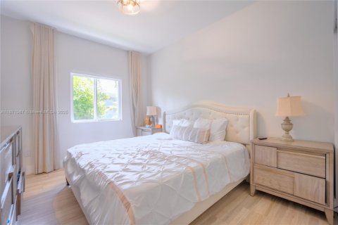 House in Miami, Florida 5 bedrooms, 233.18 sq.m. № 1922550 - photo 10