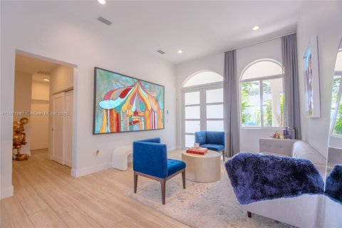 House in Miami, Florida 5 bedrooms, 233.18 sq.m. № 1922550 - photo 16